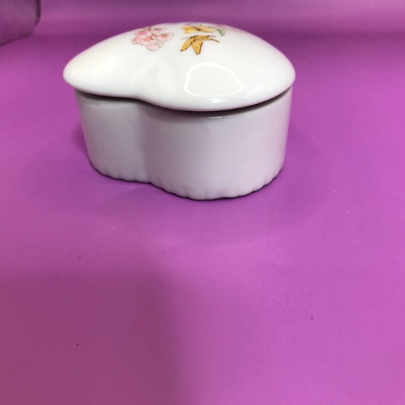 Porcelain Heart Trinket Box Lillies and Butterfly Design 3'x3' for Rings Perfect - Picture 4 of 10